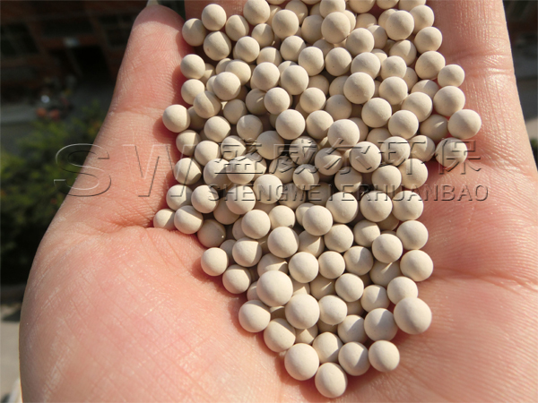 什么是分子篩效應(分子篩的作用及特點是什么?) 什么是分子篩?分子篩的功能和特點是什么?哪些領域主要用于分子篩,哪些行業使用最多? 一、分子篩的定義 它是一種具有強吸附、篩分分子、離子交換和催化作用的合成篩分分子,又稱天然沸石。它也是一種天然硅酸鋁,因為它的形狀上有許多均勻的孔和排列整齊的孔,而且它還把不同孔徑的分子篩從不同大小的分子中分離出來。 二.分子篩的作用 1.吸附功能 分子篩主要是由分子重力引起的,它在固定的表面產生"表面力",當流體通過時,流體中的一些分子會以不規則的運動與吸附劑的表面發生碰撞,造成分子在固定表面上的濃度。在整體碰撞運動中,分子數量減少,從而達到分離的作用。 由于分子篩晶體孔中的強極性和庫侖場,分子篩對極性分子(如水)和不飽和分子表現出很強的吸附能力。 2.干燥功能 分子篩在晶體孔中也具有很強的極性,它能與沸石表面含有極性基團的分子發生強烈的相互作用,或通過誘導極化分子產生強吸附。由于分子篩對水和二氧化碳有很強的吸附能力,所以分子篩在脫硫時對水和其他極性小分子有很強的吸附能力。 3.篩選職能 分子篩的孔徑分布非常均勻和整齊。當分子篩直徑小于孔直徑時,它會進入分子篩的晶體孔,從而分離出每種分子篩。 三.分子篩的特性 可用作高效干燥劑、選擇性吸收劑、催化劑和離子交換劑。 四、盛威爾環保化學分子篩模型 盛威爾通用型號:3A分子篩、4A分子篩、5A分子篩、13X分子篩、13X空分分子篩、碳分子篩,可根據客戶的需要,根據企業的最佳型號選擇。